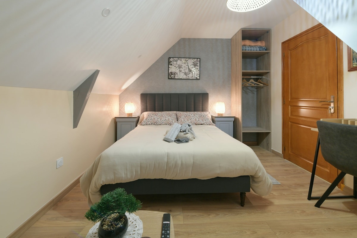 Chambre mansardée avec tête de lit velours