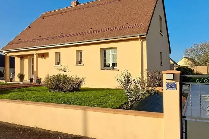 Vue de la maison depuis la rue