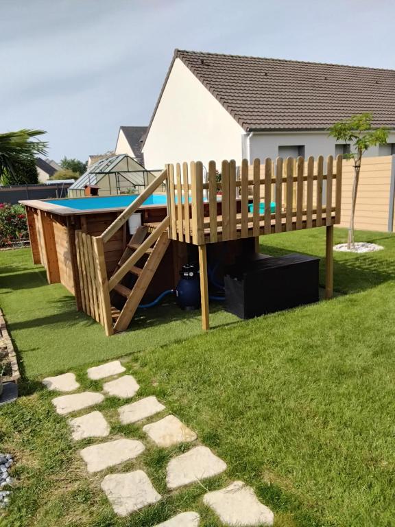 Terrasse en bois autour de la piscine